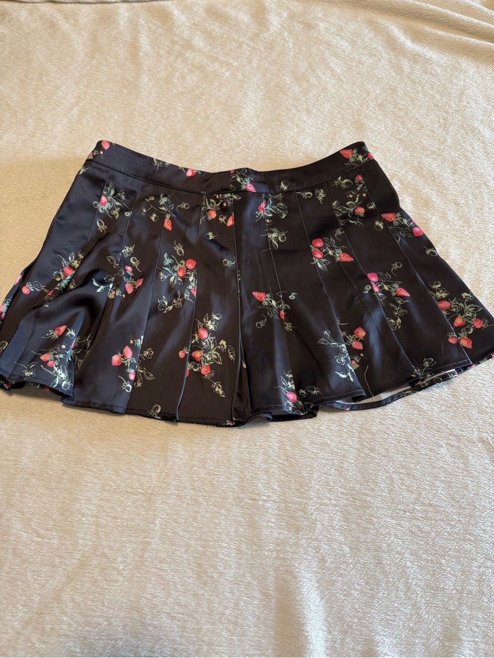 KIMCHI BLUE S/P Silky Mini Pleaded Skirt Strawberries NWOT